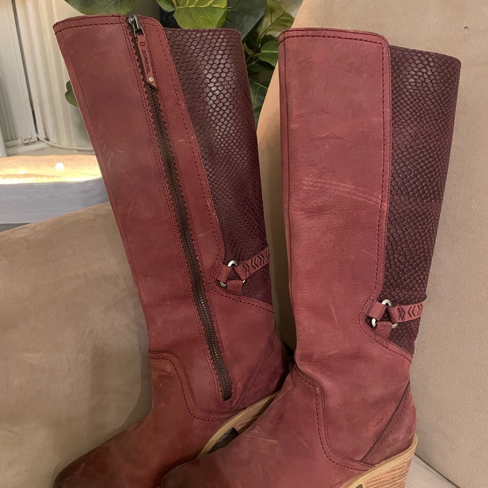 Never worn! Teva Foxy Tall Magenta Waterproof Leather Western Boots, Size 7,$46